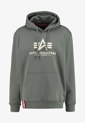 Kaptur w kolorze oliwkowym, wykonany z mieszanki bawełny. Posiada przednią kieszeń typu kangur oraz białe logo z nadrukiem w poziome linie.