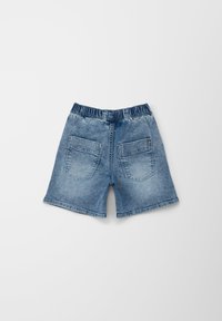 Shorts in denim di colore azzurro chiaro con vita elasticizzata. Presentano due tasche posteriori e un taglio dritto con una trama leggermente sbiadita.