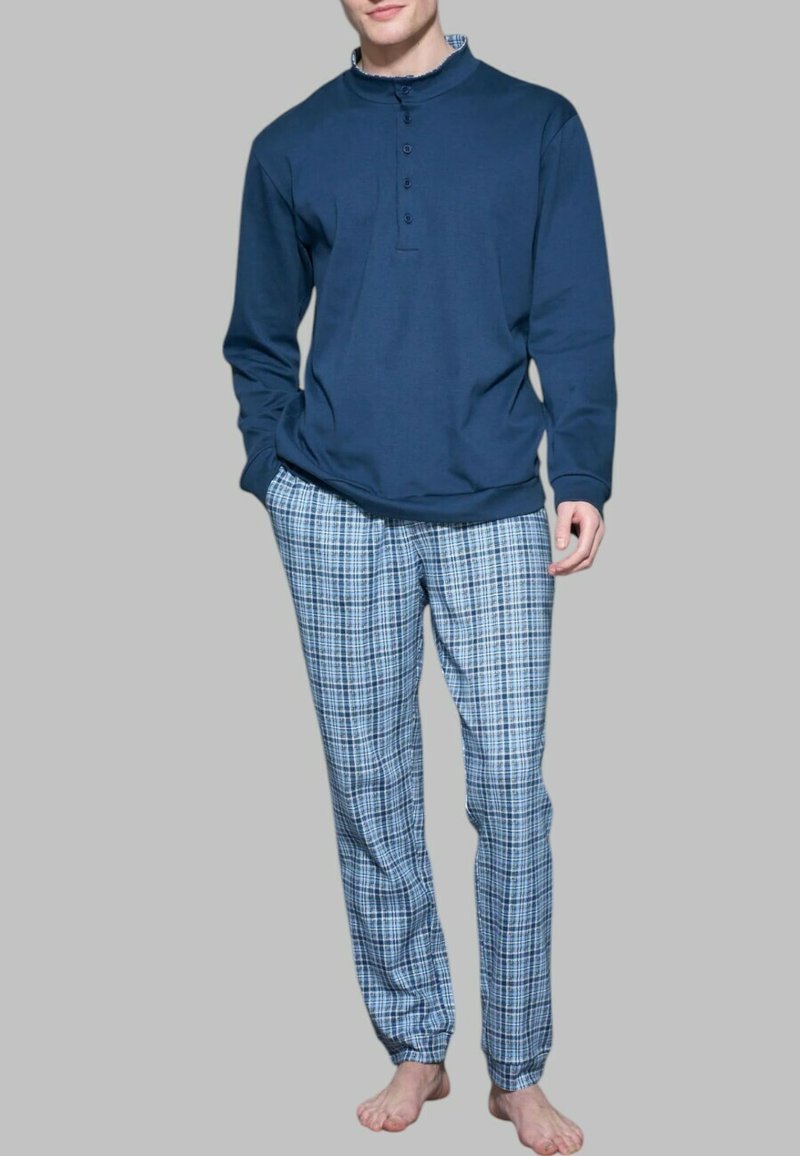 Maglietta a maniche lunghe blu navy con collo henley e bottoni, abbinata a pantaloni del pigiama a quadretti in tonalità di blu e bianco. Materiale in cotone morbido.