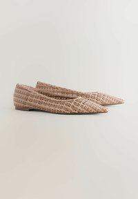 Beige vævede flade sko med spids tå og lav hæl, vist side om side på en lys neutral baggrund.