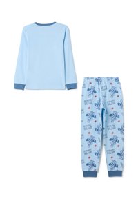 Lichtblauw pyjama set met een langarmig shirt en een patroonbroek. Het shirt heeft contrasterende blauwe boorden; de broek toont een print van een cartoonfiguur en tekst.