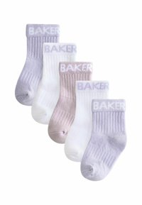 Cinco pares de calcetines de tobillo con canalé en lavanda, blanco y beige; cada uno tiene un puño de punto con el logotipo "BAKER". Material suave y elástico.
