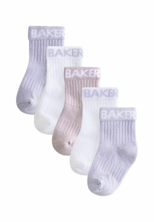 Fem par ribbede ankelstrømper i lavendel, hvid og beige; hver har en strikket manchet med "BAKER" logo. Blødt, strækbart materiale.