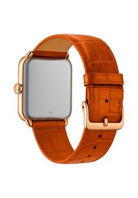 Orologio in acciaio inossidabile rosa con quadrante quadrato e cinturino in pelle arancione con motivo coccodrillo. Presenta una fibbia metallica e una texture liscia.