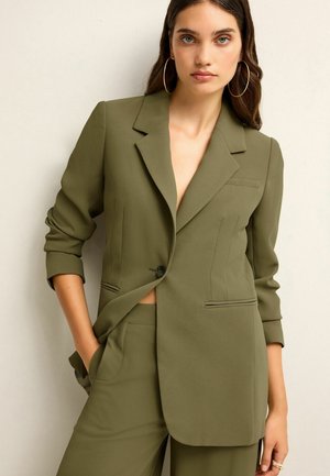 TAILORED CREPE SINGLE BREASTED BLAZER PETITE. PETITE - - Pitkä takki - khaki green