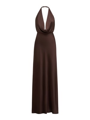 Rochie maro din satin, cu gât halter și decolteu adânc în V în față, cu detalii drapate la corsaj, având o fustă fluidă care ajunge până la podea.