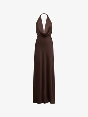 Hnedé saténové šaty na krk s hlbokým V-výstrihom a zdobením na živote, majúce prúdiacu sukňu, ktorá siaha až k podlahe.