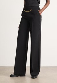 MARCIANO BY GUESS ELLA CHAIN STRAIGHT PANTS - Kalhoty - black
