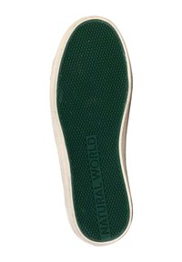 Suola in gomma verde con un motivo di grip testurizzato e bordi color crema. Le parole "NATURAL WORLD" sono impresse al centro.