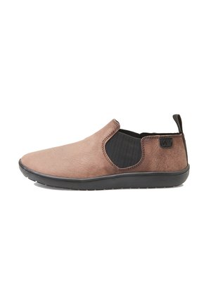 Chaussure slip-on marron avec panneaux latéraux élastiques noirs, semelle noire et languette au talon, vue de côté sur fond blanc.