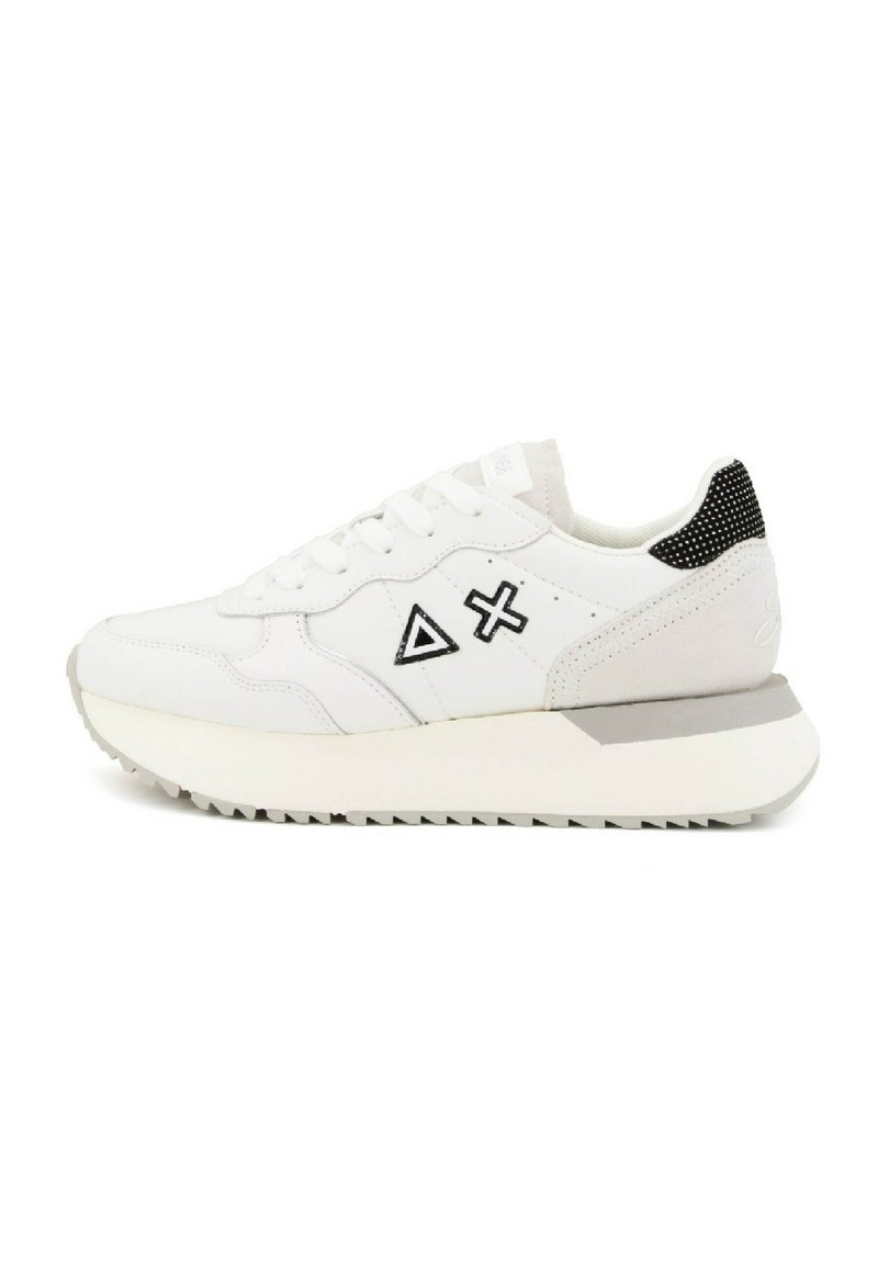 Sneaker bianchi a basso profilo con loghi geometrici neri, suola spessa e imbottita, lacci bianchi e dettaglio a pois neri sul colletto del tallone.