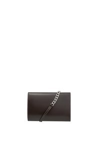 Clutch in pelle marrone con una texture liscia, caratterizzato da una maniglia in catena argentata e una forma rettangolare sottile. Design minimalista senza motivi.
