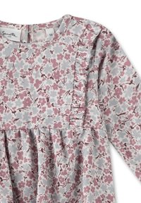 Helles blaues Blumenkleid mit langen Ärmeln, das mit rosa und burgunderfarbenen Blumen verziert ist, plissierter Rüschendetail am Ausschnitt und strukturierte Stoff.