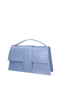 Borsa in pelle di colore blu chiaro con un design strutturato, patta pieghevole e manico superiore. Texture liscia con semplici accenti di cucitura.