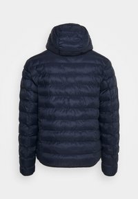 Tmavě modrá prošívaná péřová bunda s dlouhými rukávy a připevněnou kapucí, zobrazená zezadu na jednobarevném pozadí.