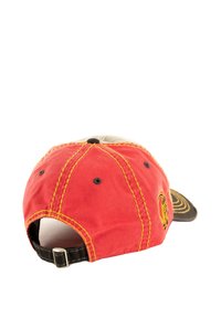 Cappello di tessuto rosso con cuciture gialle, occhielli neri e dettagli ricamati. Visiera curva con parte sottostante marrone e cinturino regolabile.