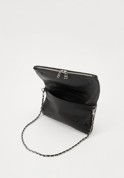 Sort læder clutch taske med lynlås, kædestrop og tekstureret overflade. Har en indvendig lomme til ekstra opbevaring.