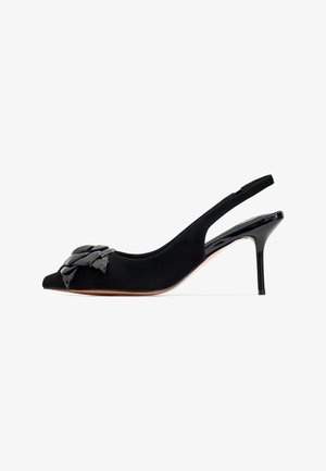 Schwarzer Slingback-High-Heel-Schuh mit spitz zulaufender Schuhspitze und einem strukturierten Schleifenelement an der Vorderseite. Verfügt über einen glänzenden Absatz und ein weiches Obermaterial.