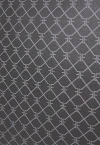 Surface texturée sombre avec un motif géométrique répétitif d'hexagones connectés et de doubles lignes horizontales à l'intérieur de chaque forme.
