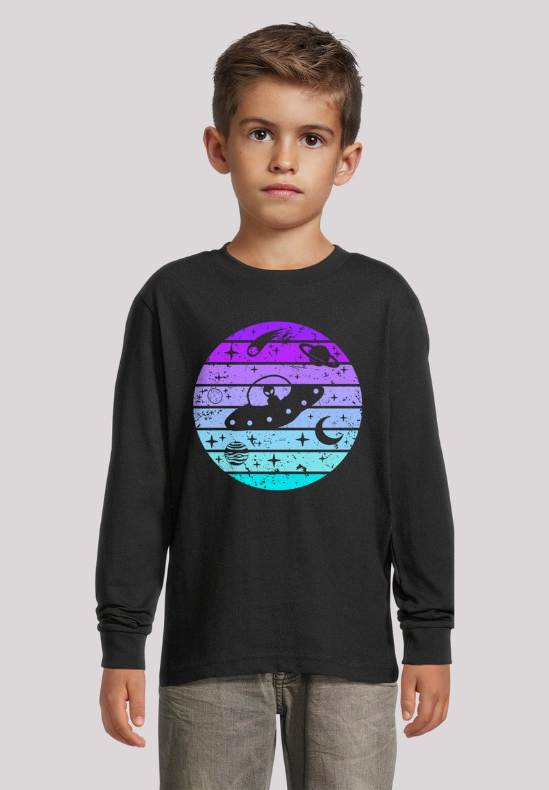 Schwarzes Langarmshirt mit einem runden Grafikdesign in horizontalen Streifen in Lila und Blau, das raumbezogene Elemente und Designs darstellt.