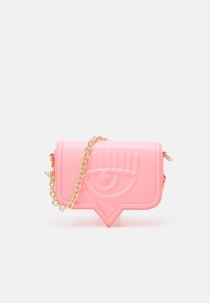 Roze leren crossbodytas met geanalyseerd oogdesign en gouden kettingriem op een witte achtergrond.