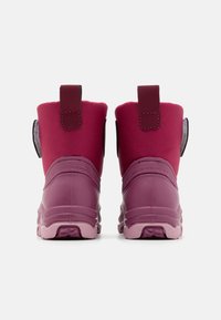 Bottes étanches violettes avec une partie inférieure en caoutchouc lisse et une partie supérieure en textile doux. Dotées d'une poignée et d'un col rembourré pour un enfilage facile.