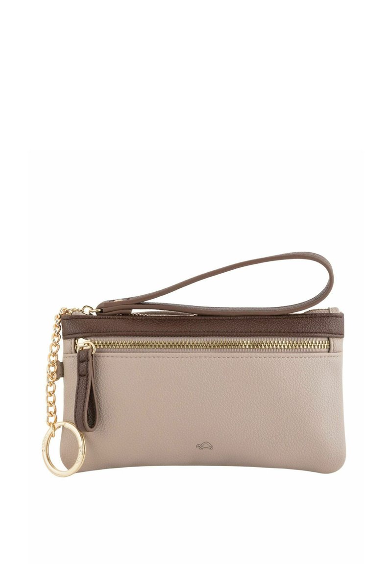 Clutch de cuero en beige claro con acentos marrón oscuro. Cierre de cremallera dorada, correa de muñeca y detalle de cadena. Textura suave.