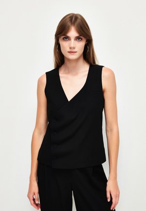Schwarzes ärmelloses Oberteil mit V-Ausschnitt, einem Überwurfdesign und fünf vorderen Knöpfen. Glatte Stoffqualität und minimalistische Taschenakzente.