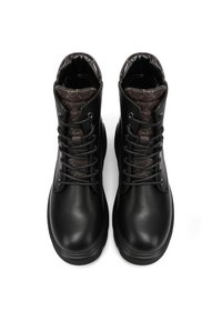 Stivali alla caviglia in pelle nera con una finitura liscia, caratterizzati da una fodera in tessuto a motivi, punta rotonda e un design di allacciatura con sei occhielli.