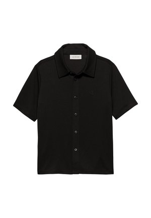 Schwarz kurzärmliges Poloshirt mit einem Kragen und einer knöpfbaren Vorderseite. Verfügt über ein dezentes gesticktes Logo auf der linken Brust.