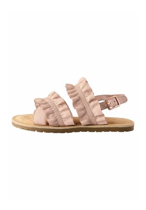 Sandalia plana rosa con tiras de cuero fruncidas, hebilla ajustable en el talón y suela acolchada beige.