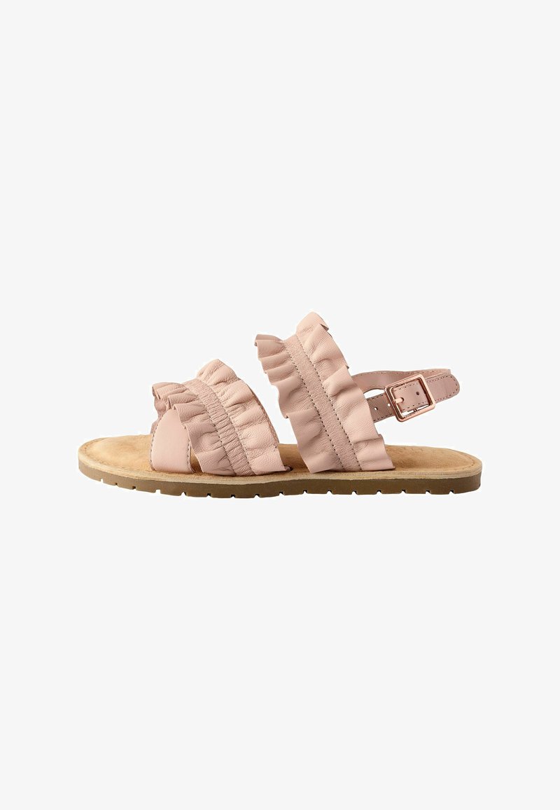 Sandale plate rose avec des brides en cuir froncées, une boucle réglable au talon et une semelle rembourrée beige.