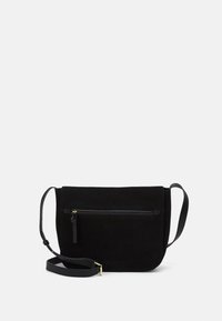 Černá semišová kabelka přes rameno s přední kapsou na zip, nastavitelným popruhem a hladkým povrchem. Obsahuje zlaté hardwarové akcenty.