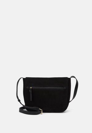 Černá semišová kabelka přes rameno s přední kapsou na zip, nastavitelným popruhem a hladkým povrchem. Obsahuje zlaté hardwarové akcenty.
