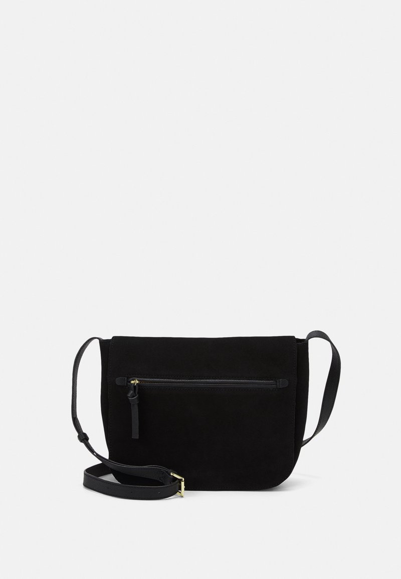 Černá semišová kabelka přes rameno s přední kapsou na zip, nastavitelným popruhem a hladkým povrchem. Obsahuje zlaté hardwarové akcenty.