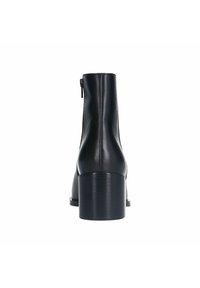 Zwarte leren enkelboots met een vierkante neus, voorzien van een chunky hak en een ritssluiting aan de achterkant voor gemakkelijk aan- en uittrekken. Glad textuur.