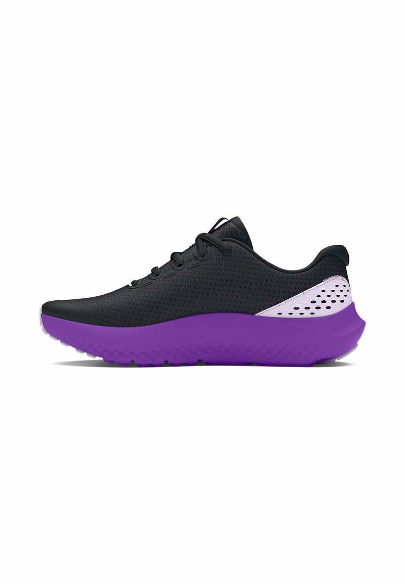 Des chaussures de course légères avec une tige en mesh noir respirant, une semelle en caoutchouc violette et des accents blancs avec des détails perforés.