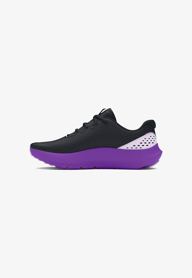 Des chaussures de course légères avec une tige en mesh noir respirant, une semelle en caoutchouc violette et des accents blancs avec des détails perforés.