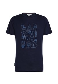 Mörkblå t-shirt med ljusblå linjeteckningar av friluftsutrustning inklusive vandringskänga, eldkanna, kanot, rep, träd, ryggsäck, lägereld, sol och tält.