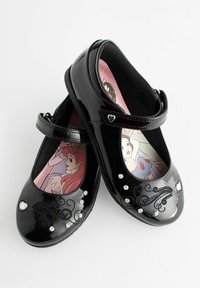 Svarta lackläders Mary Jane-sandaler med ett hjärtformat spänne, dekorativa rhinestones och en insoles med färgglada karaktärsmönster.