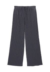 Spodnie o szerokich nogawkach w ciemnoniebieskim materiale z białymi pionowymi paskami. Posiadają elastyczny pasek w talii i gładką teksturę. Brak dodatkowych szczegółów.