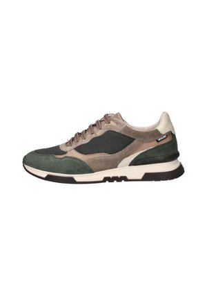 Baskets de sport présentant un mélange de matériaux vert foncé, marron et crème, avec des panneaux en daim et en maille, une semelle texturée et des lacets contrastants.