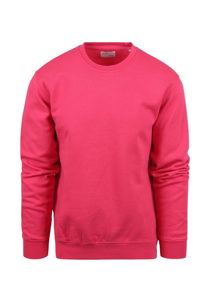 Fleece crewneck sweatshirt in levendig roze. Heeft lange mouwen, ribbel manchetten en zoom, en een gladde textuur. Eenvoudig, ongecompliceerd ontwerp.