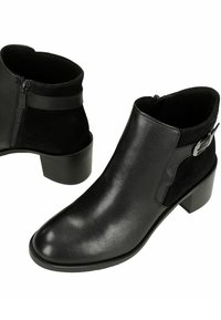Černé kotníkové boty kombinující hladkou kůži a semiš. Mají nízký blokový podpatek a boční zip, s dekoračním páskem.