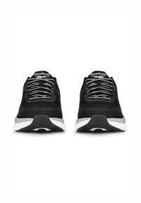 Pantofi sport negri cu o parte superioară din plasă texturată, șireturi albe și o talpă din cauciuc. Prezintă un logo proeminent pe limbă și un călcâi modelat.