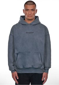 Grauer Kapuzenpullover aus weichem Stoff, mit einer Fronttasche und dem Text "Dropsize Limited Collection" in dunkler Schrift.