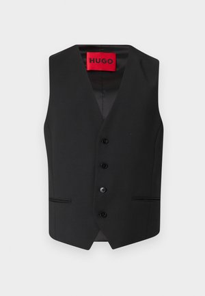 Svart kostymväst med en slät textur, V-ringning, framslutning med fem knappar och två sidofickor. Etiketten visar "HUGO" i röd färg.