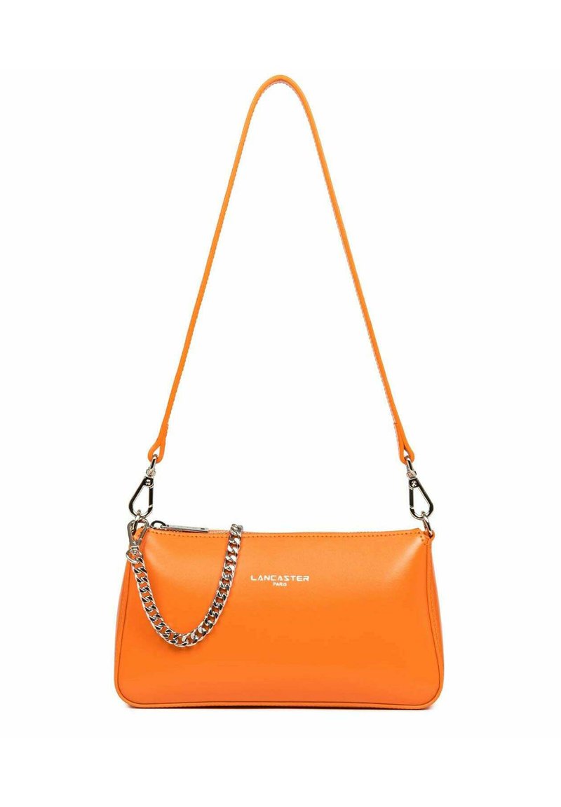 Borsa a mano in pelle arancione con tracolla a catena e tracolla regolabile, dotata di chiusura con zip e di dettagli con logo sulla parte anteriore.