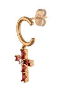 Kultasävyinen rinkakorvakoru, jossa roikkuva risti punaisilla jalokivetystävillä ja keskellä kirkas kivi. Risti on kulmikas ja siinä on kiillotettu pinta.