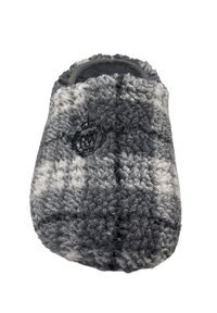 Grijze en witte geruite slipper met een zachte, donzige textuur en ronde vorm; heeft een zwart reliëf logo aan de zijkant.